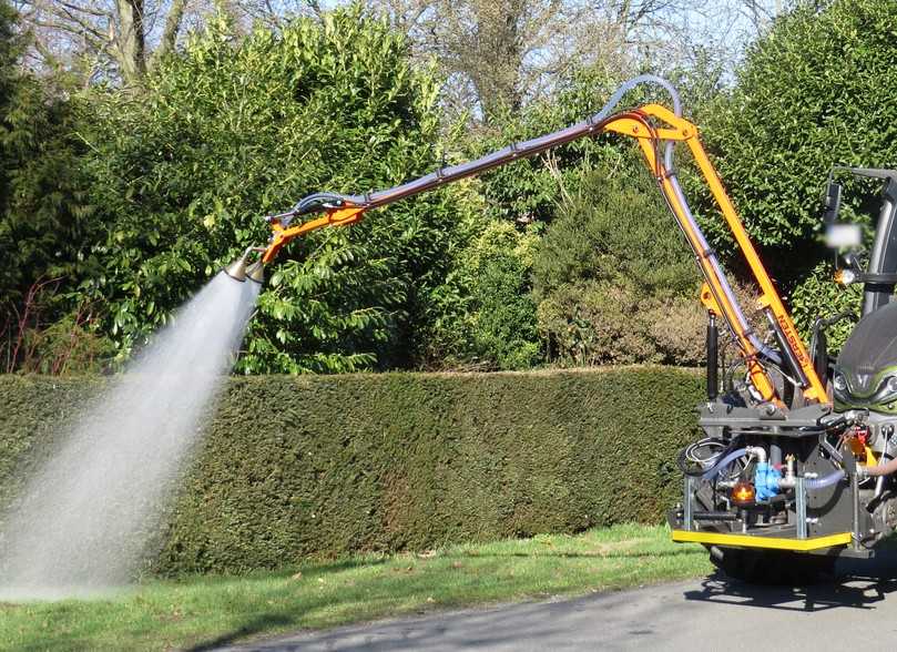 Mit dem Gießarm von Kersten lassen sich die Wasserfass-Anhänger kombinieren. | Foto: Kersten