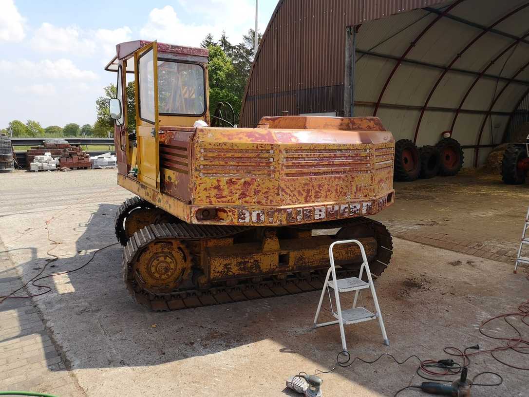 Familie möbelt alten Liebherr-Bagger wieder auf Familie möbelt alten Liebherr-Bagger wieder auf