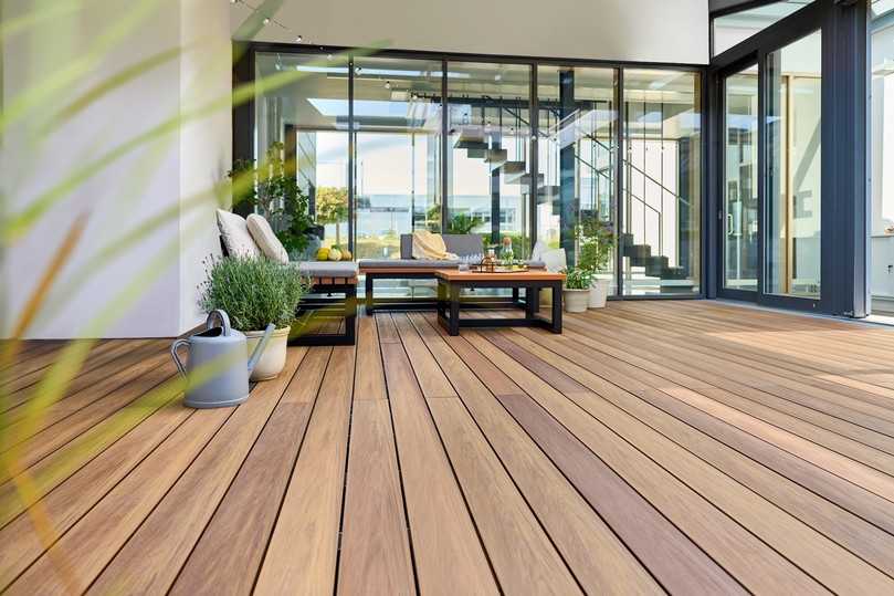 Die co-extrudierte Diele „Piazza Mondo" produziert Naturinform auf der neuen Fertigungslinie am deutschen Standort in Redwitz a. d. Rodach, in die das Unternehmen rund eine Million Euro investiert hat. | Foto: Studio Pfleiderer