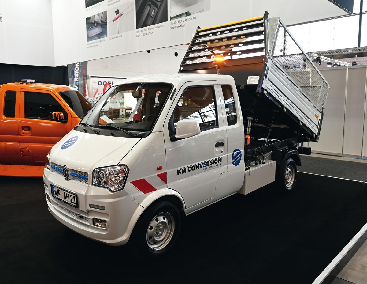 Ein 15-kW-E-Motor treibt den 1,88 m schmalen KM-E Dreiseitenkipper mit Laubgitter an. | Foto: Quatex