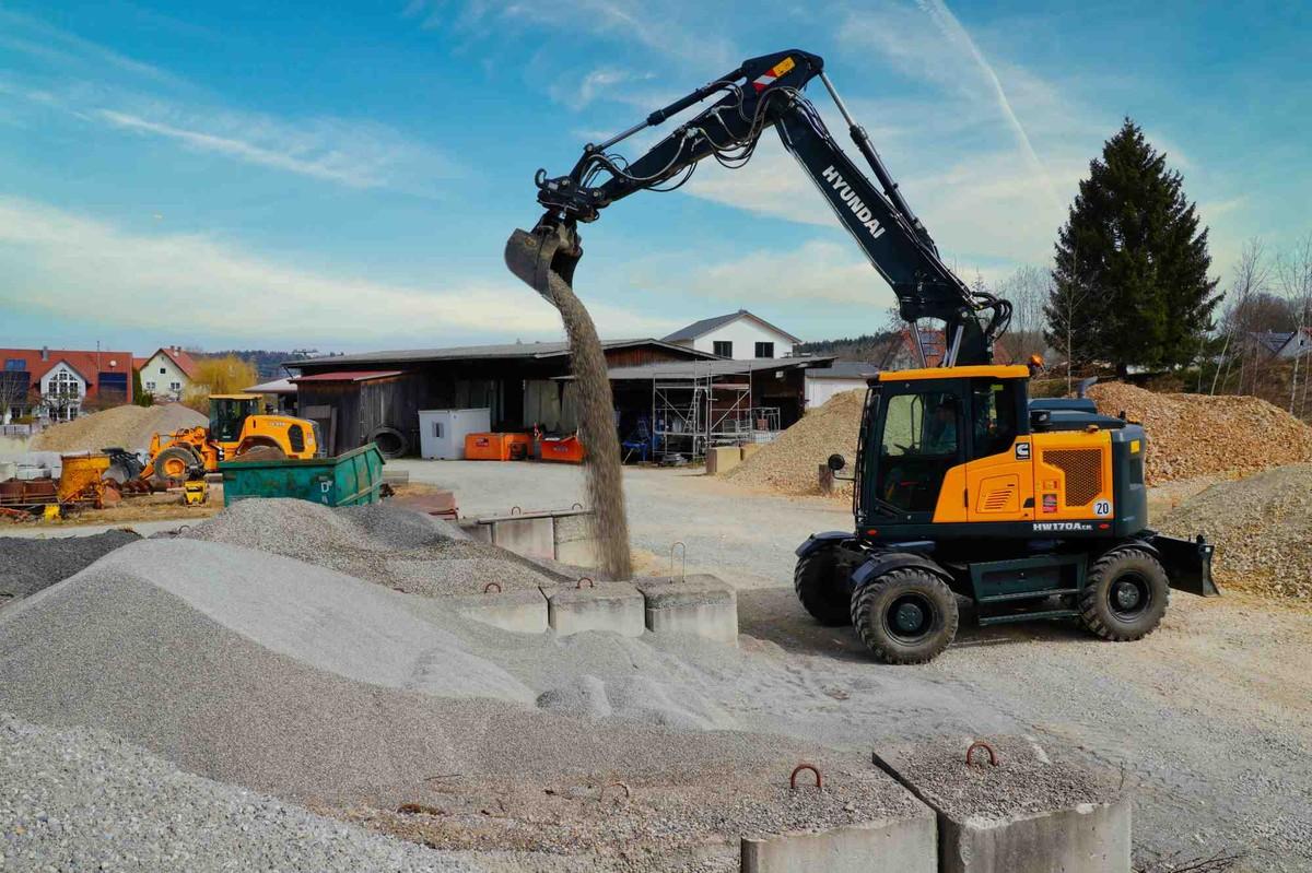 Hochmobiler Helfer für Spezialeinsätze im Steinbruch: Hyundais Kurzheck-Mobilbagger HW170A CR kann mit unterschiedlichsten Anbaugeräten ausgestattet werden. | Foto: HD Hyundai