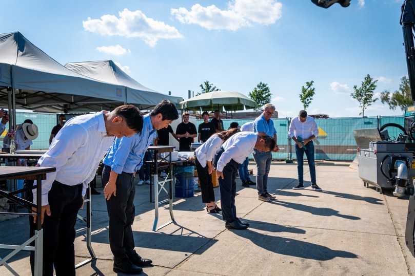 Japanische Tradition: Die Bagger wurden von Hitachi-Präsident Masafumi Senzaki mit Sake getauft. | Foto: KTEG