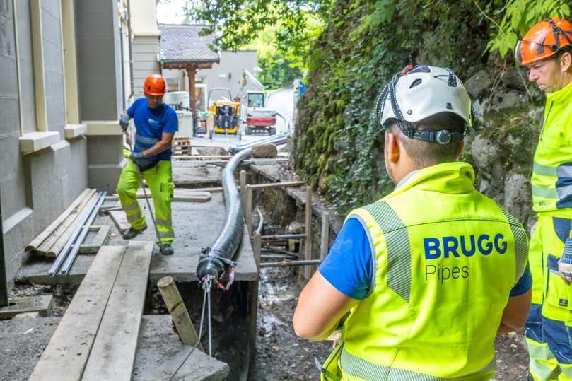 Mitarbeiter von Brugg Pipes beim Einbau der Fernwärmeleitungen an der Clinique Valmont | Foto: Brugg Pipes Mitarbeiter von Brugg Pipes beim Einbau der Fernwärmeleitungen an der Clinique Valmont | Foto: Brugg Pipes