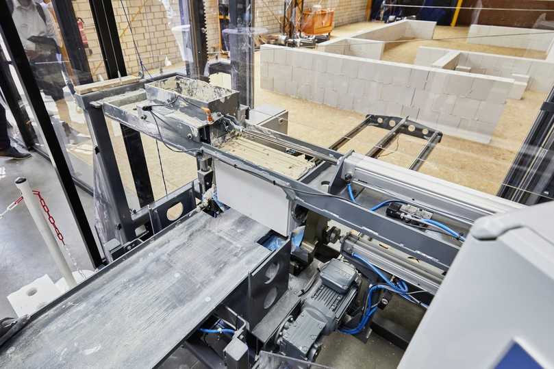 Der Seilroboter überzeugt durch seine präzise und sachgerechte Verarbeitung der Kalksandsteine. | Foto: Henning Stauch I Bundesverband Kalksandsteinindustrie e.V. Der Seilroboter überzeugt durch seine präzise und sachgerechte Verarbeitung der Kalksandsteine. | Foto: Henning Stauch I Bundesverband Kalksandsteinindustrie e.V.