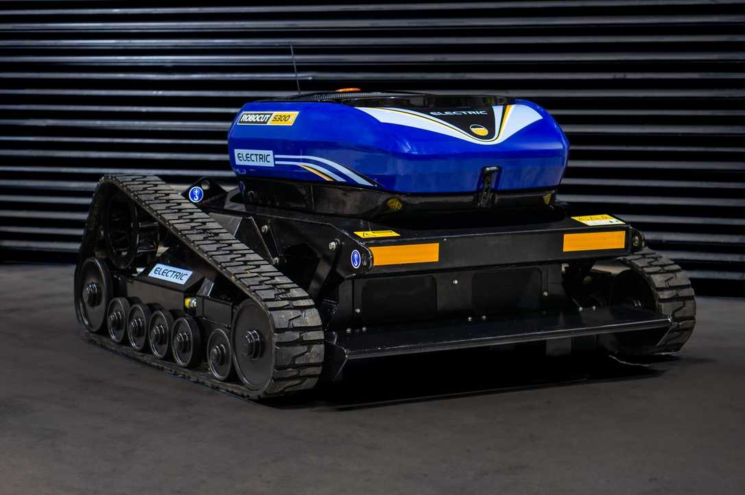 Mit dem Robocut S300e von McConnel Rasen vollelektrisch pflegen Mit dem Robocut S300e von McConnel Rasen vollelektrisch pflegen