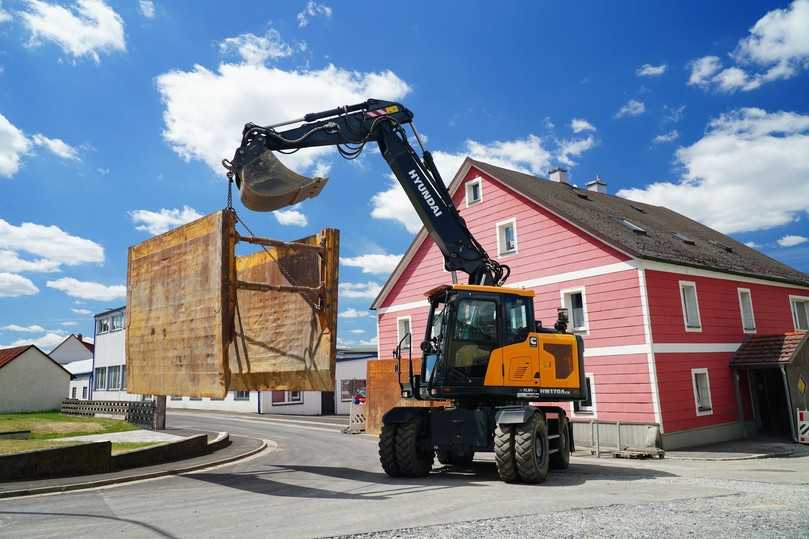 Bis zu 1.300 kg schwere Verbauelemente hebt und verfährt der HW170A CR problemlos ohne sich mit dem Schild abstützen zu müssen. | Foto: HCEE/OBA Bis zu 1.300 kg schwere Verbauelemente hebt und verfährt der HW170A CR problemlos ohne sich mit dem Schild abstützen zu müssen. | Foto: HCEE/OBA