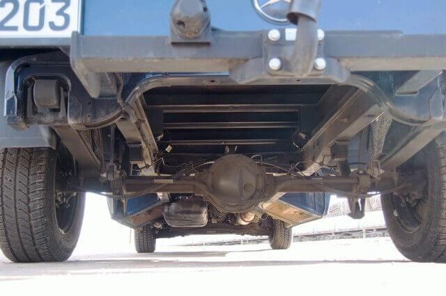 Robustes Fahrgestell mit Leiterrahmen: Die angetriebene Starrachse wird an langen Zweiblattfedern geführt.