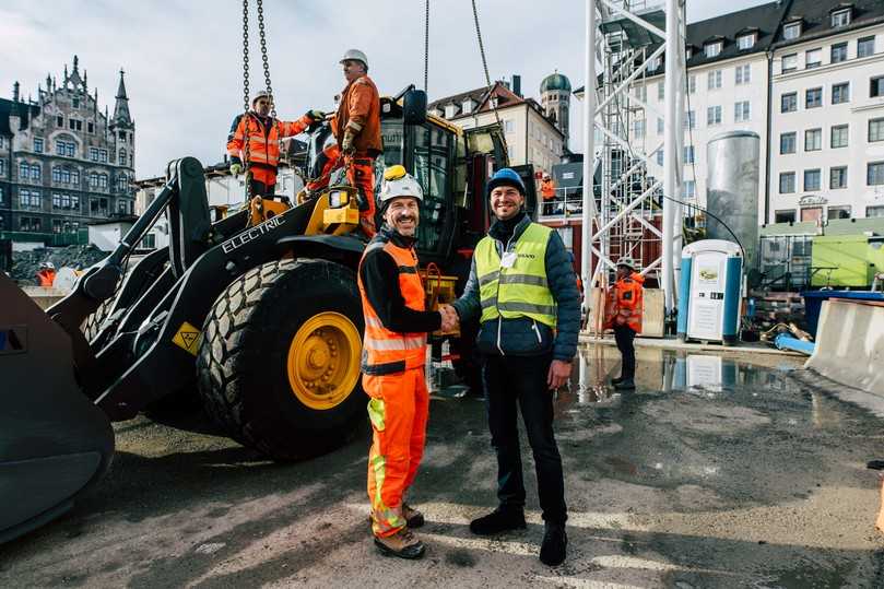 Reinhold Boiger (links), Oberbauleiter Tunnelbau der Arge Marienhof, und Jascha Henjes, Volvo CE Key Account Manager. | Foto: Volvo CE