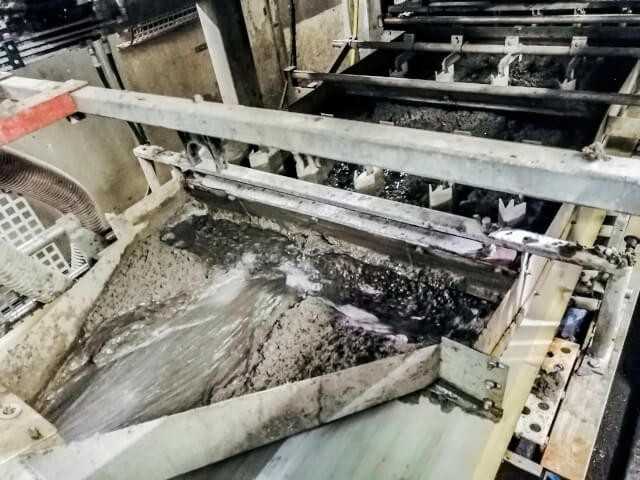 Die Spülung mit den Feinanteilen läuft in die Siebbandpresse. | Foto: Kahnenbley Die Spülung mit den Feinanteilen läuft in die Siebbandpresse. | Foto: Kahnenbley