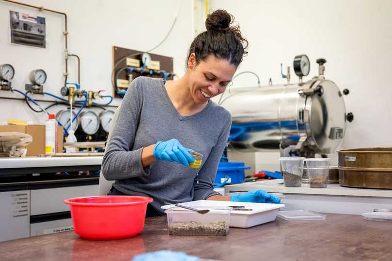 Lauren Porter arbeitet mit Proben von Baustellen in München und Augsburg: Durch die Anreicherung von Aushub-Böden mit Komponenten wie Pflanzenkohle und Kompost kann deren Funktionalität verbessert und gezielt beeinflusst werden. | Foto: Astrid Eckert