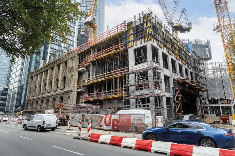 Die denkmalgeschützte Fassade im Neorenaissance-Stil aus den 1890ern wird sorgfältig mit dem Neubau verbunden. Wegen der engen Platzverhältnisse waren Just-in-time-Lieferungen essentiell. | Foto: Doka