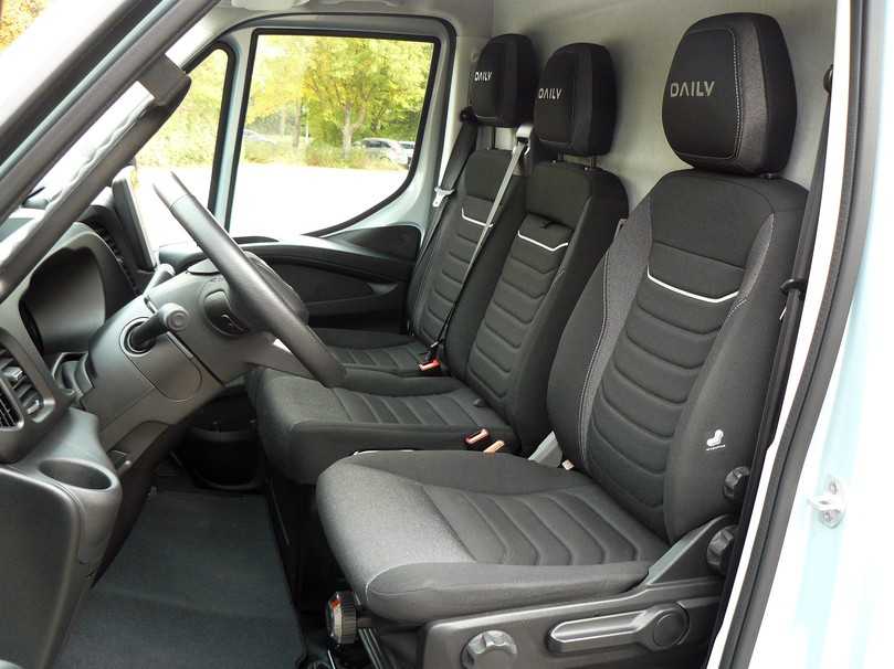 Das Cockpit ist komfortabel eingerichtet, bequeme Sitze, genügend Platz, freier Durchstieg, große Sitztruhe. | Foto: RU Das Cockpit ist komfortabel eingerichtet, bequeme Sitze, genügend Platz, freier Durchstieg, große Sitztruhe. | Foto: RU