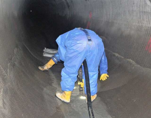 Die Beschichtung und die Reprofilierung des Sohlbereiches erfolgte von Hand. Der mit Wasser angemischte ombran MHP- SP Mörtel wurde in den Kanal gepumpt. | Foto: MC-Bauchemie Die Beschichtung und die Reprofilierung des Sohlbereiches erfolgte von Hand. Der mit Wasser angemischte ombran MHP- SP Mörtel wurde in den Kanal gepumpt. | Foto: MC-Bauchemie