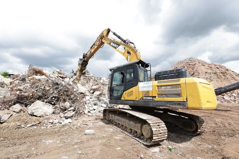 Mit Hydraulikhammer: der Sany SY265C beim Betonzerkleinern auf der Deponie in Schwanewede | Foto: Sany