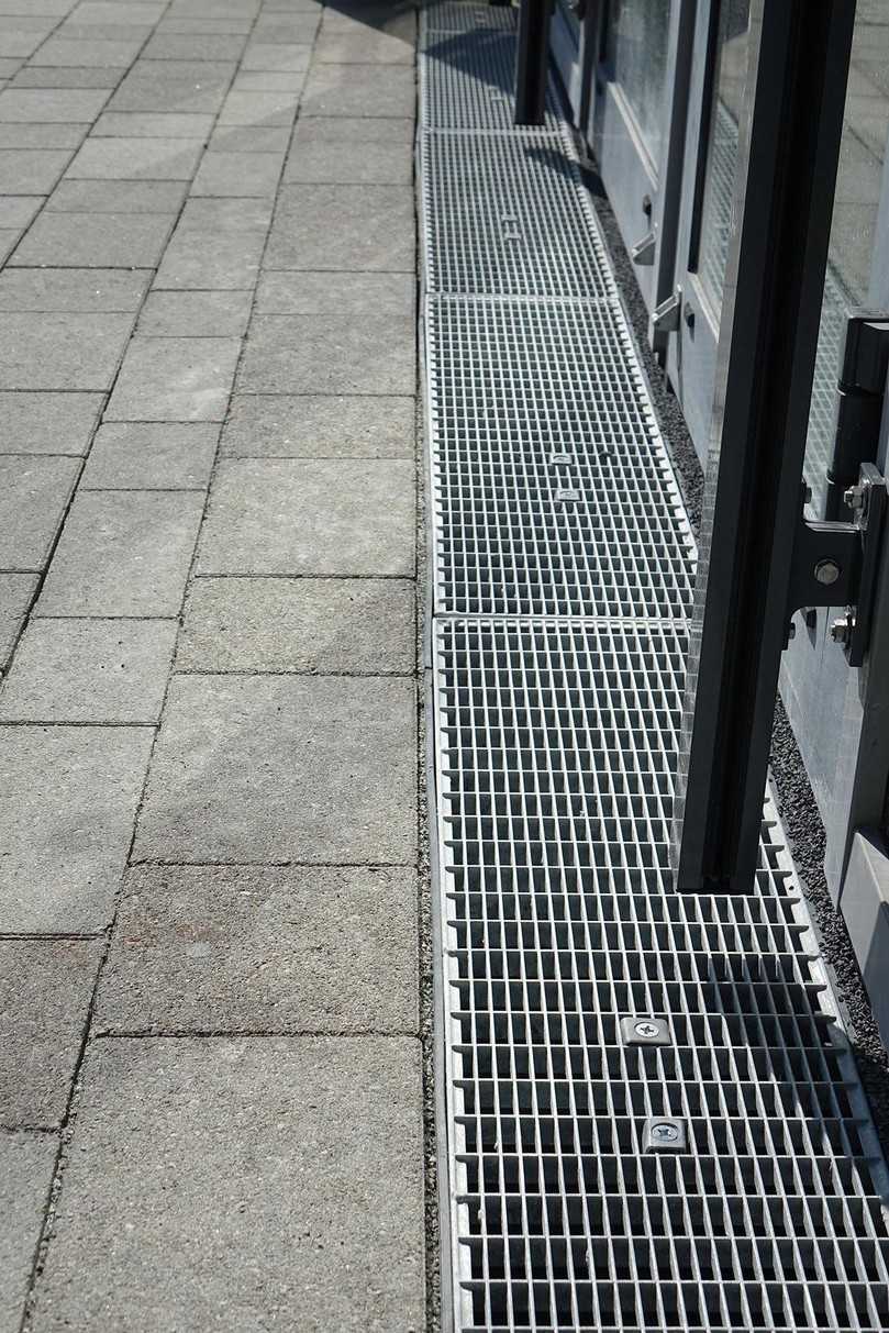 Die Gitterelemente der Funke Gebäudeschutzrinne werden bei der Montage mit zwei Schrauben in ihrer Lage fixiert. | Foto: Funke Industrie Die Gitterelemente der Funke Gebäudeschutzrinne werden bei der Montage mit zwei Schrauben in ihrer Lage fixiert. | Foto: Funke Industrie