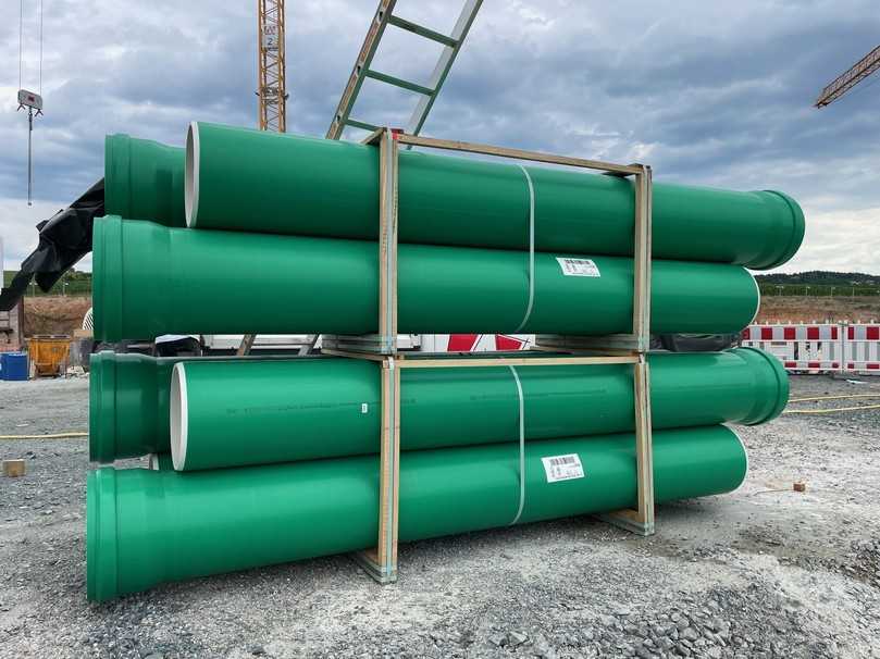 Die Rohre mit einer Ringsteifigkeit SN 16 sind dank ihrer weißen Innenfarbe auf den ersten Blick von den SN-10-Versionen zu unterscheiden. | Foto: Gebr. Ostendorf Kunststoffe