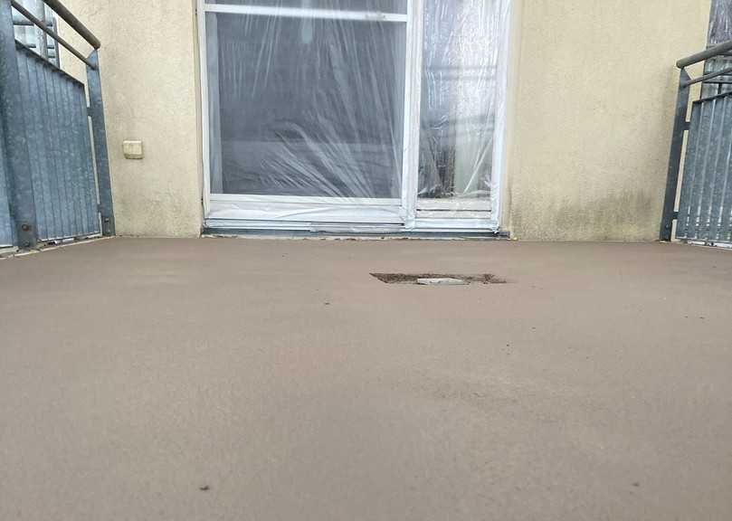 Weil der Gefälleestrich "Triflex CeFix Screed 631" so schnell aushärtet, ist eine Balkonsanierung innerhalb eines Arbeitstages machbar. | Foto: Triflex Weil der Gefälleestrich "Triflex CeFix Screed 631" so schnell aushärtet, ist eine Balkonsanierung innerhalb eines Arbeitstages machbar. | Foto: Triflex
