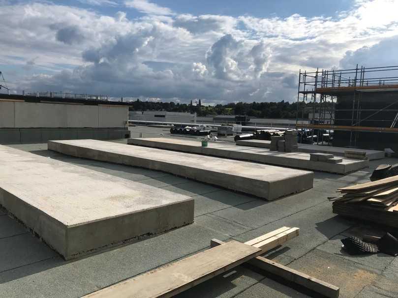 Die fertigen Fundamente aus Liapor-Leichtbeton gleichen die Schräge der Dachdecke aus, ohne die Deckenstatik der darunterliegenden Stockwerke übermäßig zu belasten. | Foto: Wilhelm Pretzer GmbH