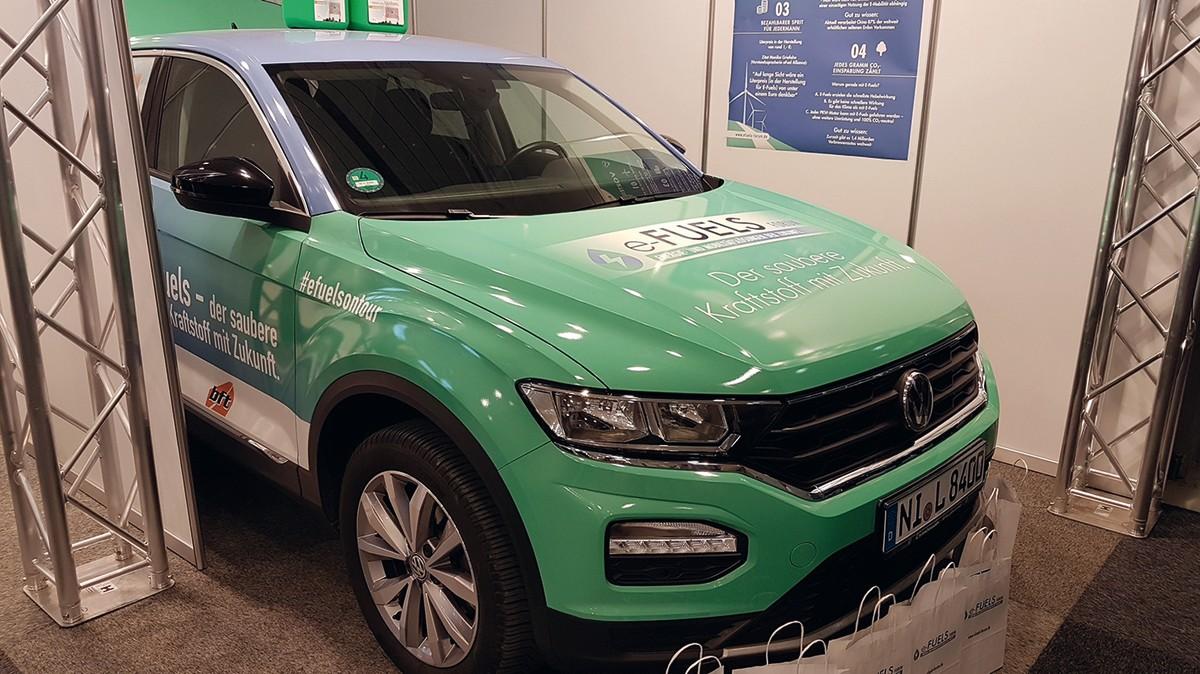 Mit eFuels, also synthetischen Kraftstoffen, kann man jeden Pkw betanken, ohne den Motor tauschen zu müssen. Das funktioniert auch bei Dieselfahrzeugen. In Halle 6 ist dieser VW T-Roc in Kampagnendesign zu sehen. | Foto: bb