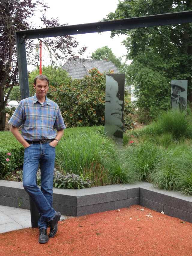 Lutze von Wurmb, BGL-Präsident und Chef der Osbahr GmbH, im Vorgarten seines Betriebshofs in Uetersen. Das Foto entstand vor zwei Jahren kurz vor der GaLaBau 2018 nach einem persönlichen Gespräch. | Foto: B_I/Stoffregen