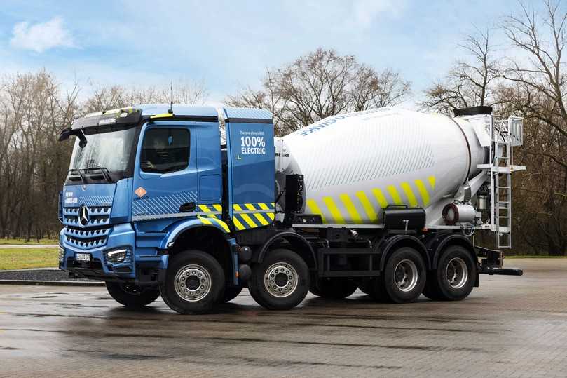 Wegen des Akkuturms hinterm Fahrerhaus müssen Radstand und Gesamtlänge am eArocs häufig mitwachsen. | Foto: Daimler Truck