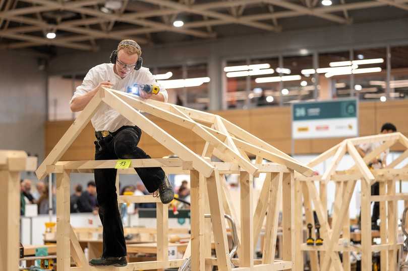Präzision in Aktion: Zimmerer Linus Großhardt aus Uhldingen-Mühlhofen trainiert in Nördlingen für die EuroSkills 2025. | Foto: ZDB