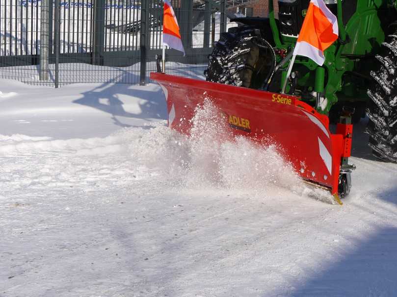 Das Schneeschild der S-Serie mit einer Arbeitsbreite von drei Meter ist eher fĂŒr den groĂen Schlepper gedacht. | Foto: ADLER Arbeitsmaschinen Das Schneeschild der S-Serie mit einer Arbeitsbreite von drei Meter ist eher fĂŒr den groĂen Schlepper gedacht. | Foto: ADLER Arbeitsmaschinen