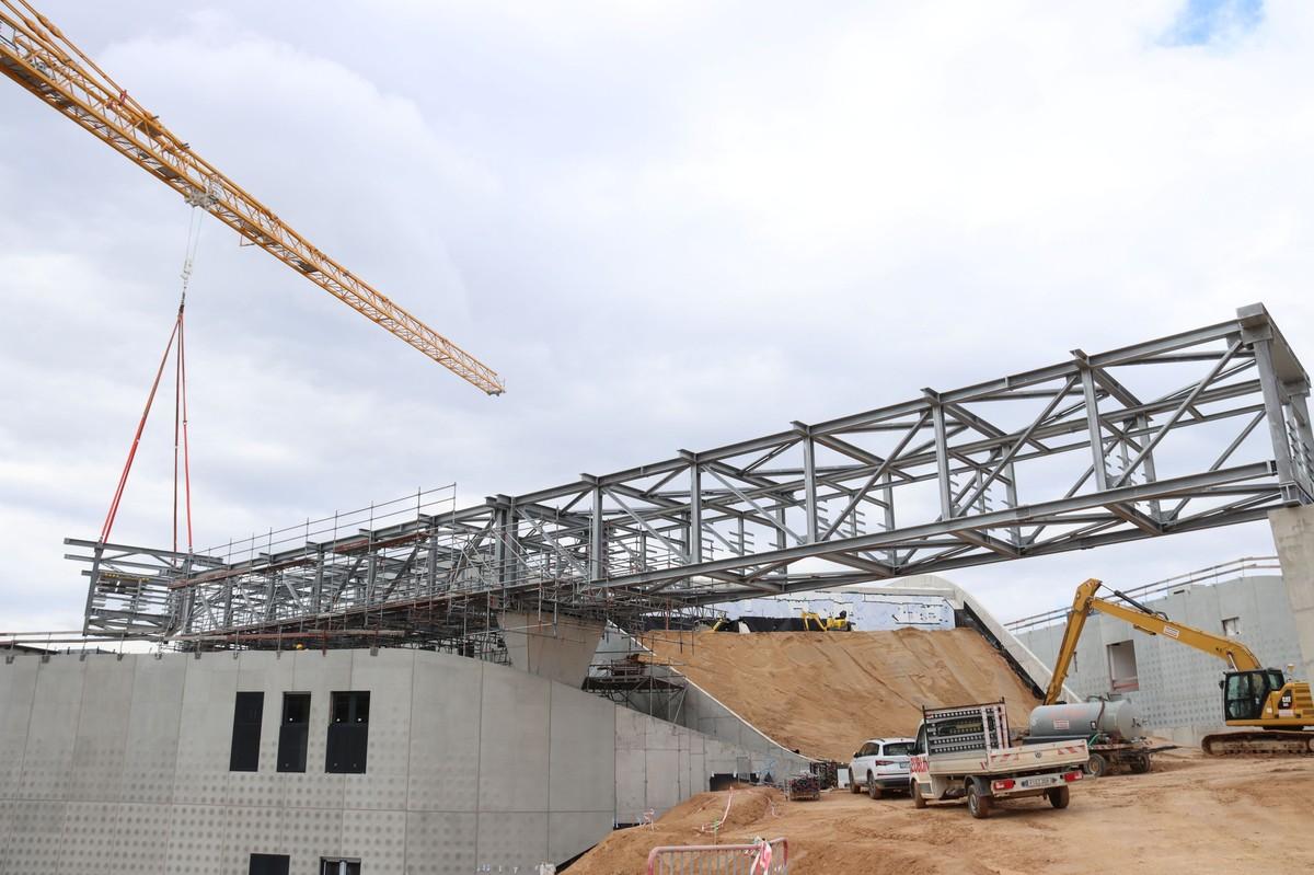 Boden wird entlang der Gebäudefassade aufgefüllt. | Foto: Zeppelin