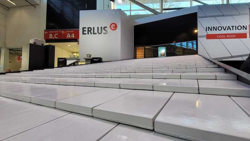 Ein weißer Dachziegel für besseres Mikroklima: Erlus stellt auf der BAU in München den neuen „Level RS“ in der Farbe „cool roof weiß“ vor. | Foto: bb Ein weißer Dachziegel für besseres Mikroklima: Erlus stellt auf der BAU in München den neuen „Level RS“ in der Farbe „cool roof weiß“ vor. | Foto: bb