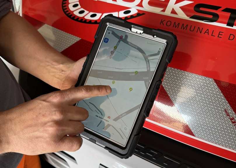 Mit der Captis-App werden Elemente der Oberflächenentwässerung per Geo-Daten direkt vor Ort erfasst und dokumentiert. | Foto: Rockstroh
