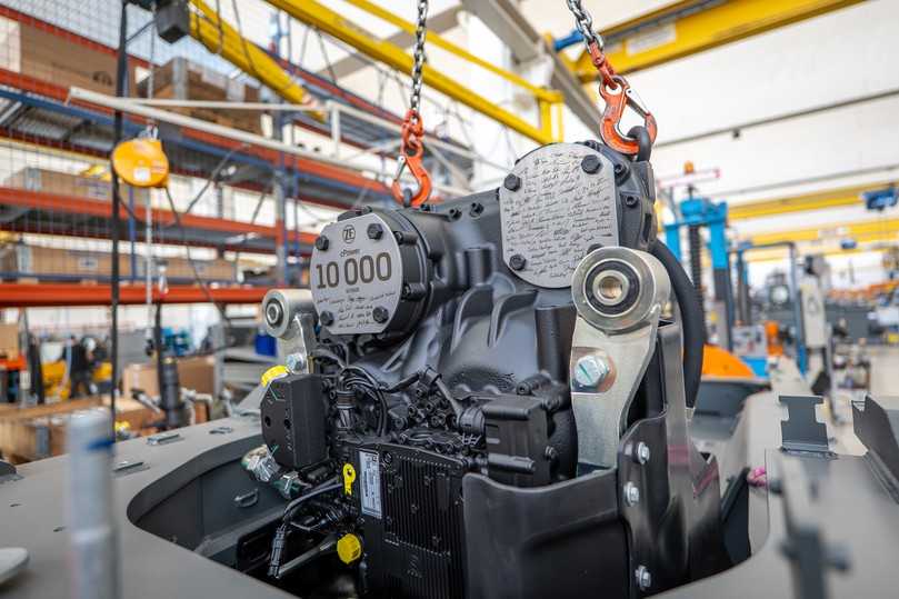 Alle haben unterschrieben: Das von der ZF-Belegschaft handschriftlich signierte 10.000ste Xpower-Getriebe vor dem Einbau in den Liebherr-Radlader. | Foto: Liebherr