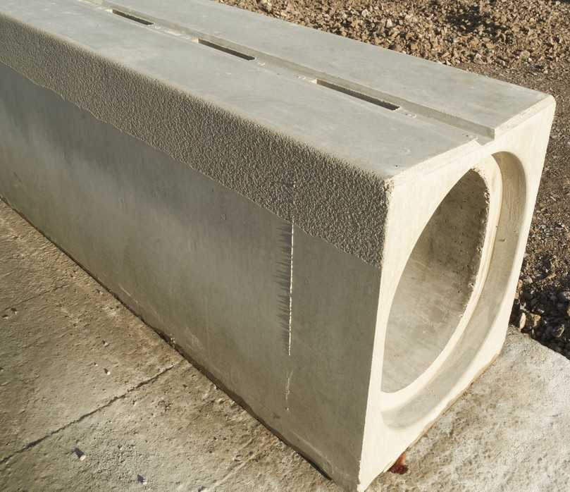 Eine aufgeraute Oberfläche im oberen Bereich der Schlitzrinnen ermöglicht eine kraftschlüssige Verbindung zwischen Rinne und Asphaltfläche. | Foto: Hans Rinniger u. Sohn GmbH u. Co. KG