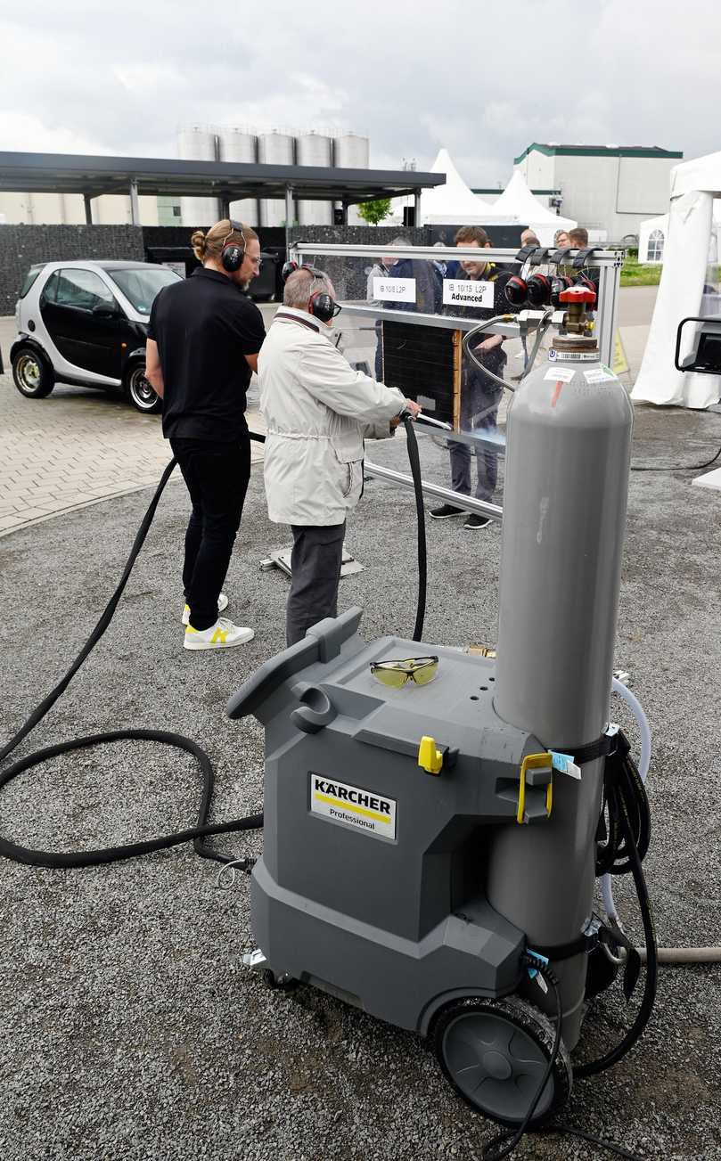 Das leistungsstärkere Trockeneis-Strahlgeräte Kärcher IB 10/15 L2P Advanced soll 2024 für 15.000 bis 17.000 Euro zu haben sein. | Foto: QUATEX Das leistungsstärkere Trockeneis-Strahlgeräte Kärcher IB 10/15 L2P Advanced soll 2024 für 15.000 bis 17.000 Euro zu haben sein. | Foto: QUATEX