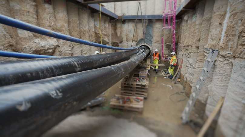 Die vier Fernwärmerohrsysteme wurden durch einen Mikrotunnel unter den Gleisen verlegt. | Foto: Brugg Pipes