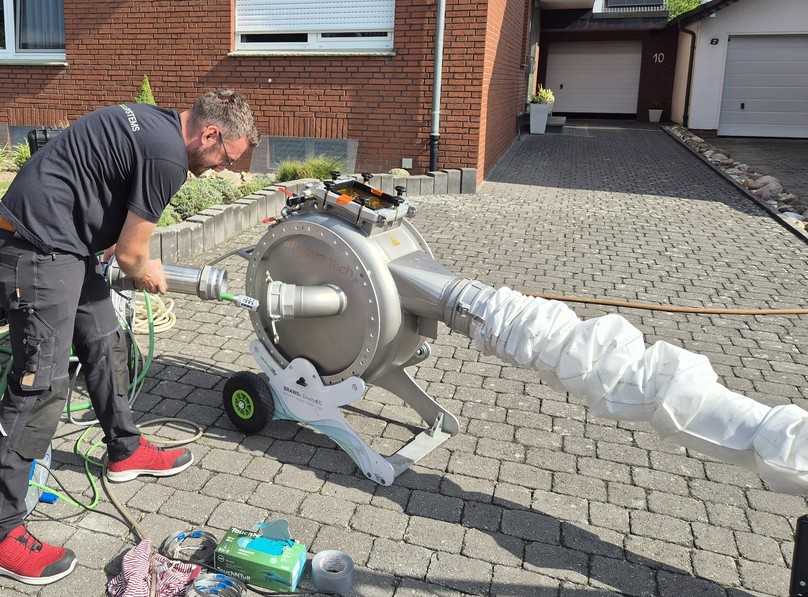 Über die seitliche Schleuse wird die Lichttechnik der Drucktrommel Brawo Drum 4.0 zugeführt. | Foto: A. zu Eulenburg Über die seitliche Schleuse wird die Lichttechnik der Drucktrommel Brawo Drum 4.0 zugeführt. | Foto: A. zu Eulenburg