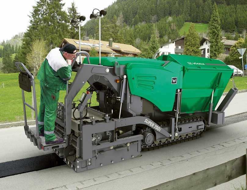 Dank kompakter Abmessungen, variabler Einbaubreite und großem Leistungsvermögen eignet sich der Super 700i besonders für den Bau von Rad- und Fußgängerwegen. | Foto: Wirtgen Group