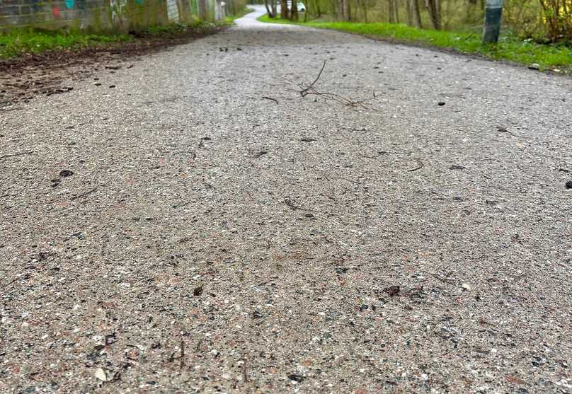 Die Wegedecke BikeLane besteht aus schadstofffreien, heimischen Recyclingmaterialien und traditionellen, regionalen Gesteinen, die mit einem natürlichen Bindemittel stabilisiert werden. Das Foto zeigt die Teststrecke im April 2023. | Foto: HanseGrand
