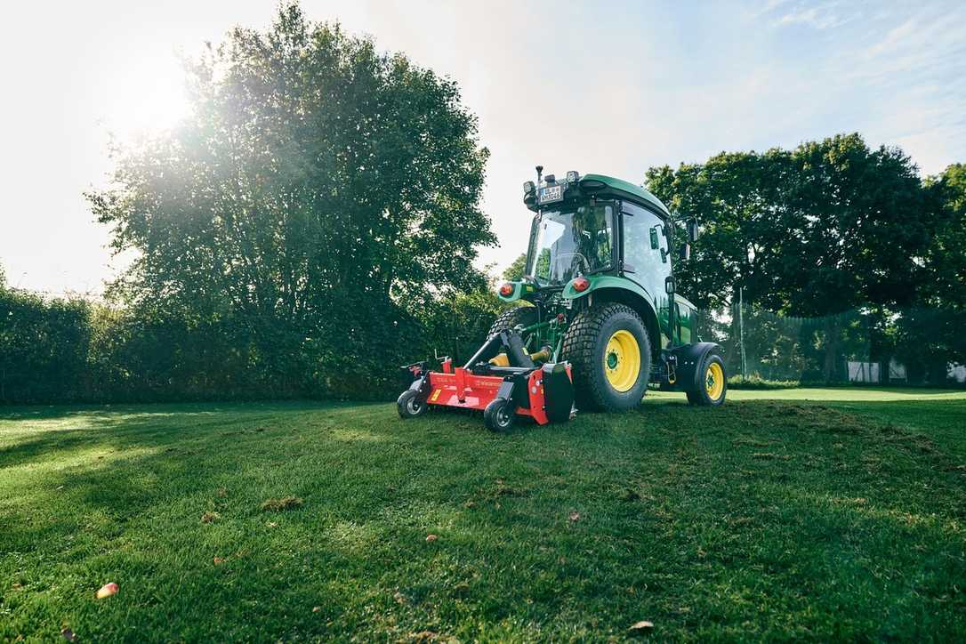 Rasenpflege im Winter: Zwei Maschinen für den Übergang