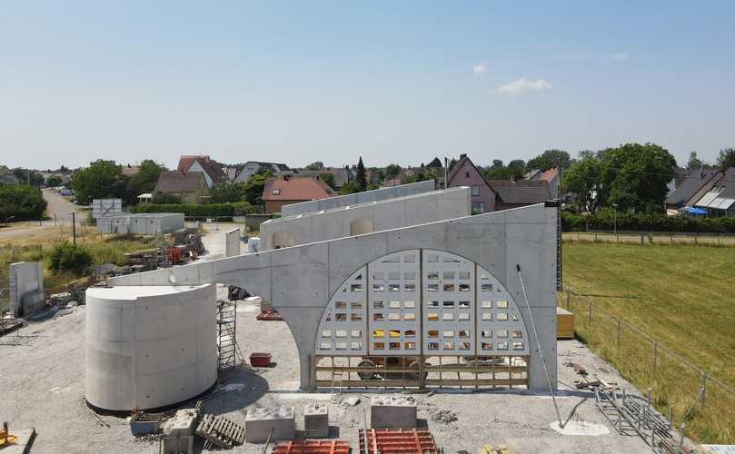 Das Technikzentrum wurde mit einem nach Süden geneigten Pultdach konzipiert, um eine Solaranlage zu installieren. | Foto: N01 Architecture