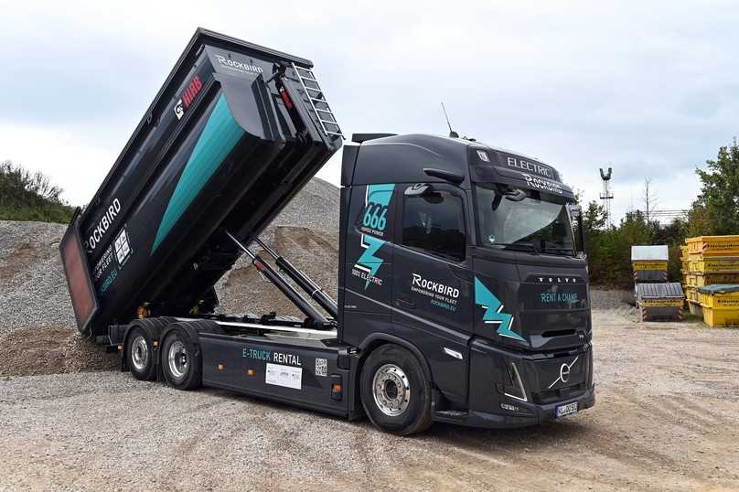 Bis zu 7 m lange Container kann der
Volvo FH Aero Electric für 44 t Gesamtzuggewicht aufnehmen und transportieren. | Foto: QUATEX Bis zu 7 m lange Container kann der
Volvo FH Aero Electric für 44 t Gesamtzuggewicht aufnehmen und transportieren. | Foto: QUATEX