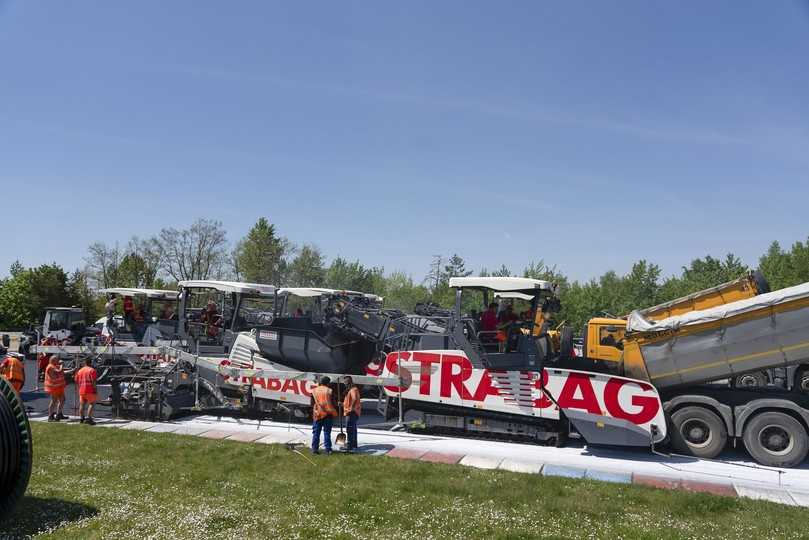Thermoisolierte Lkw lieferten den Asphalt, die Beschicker förderten das Mischgut ohne Temperaturverlust kontinuierlich an die Vögele Fertiger. | Foto: Wirtgen Group