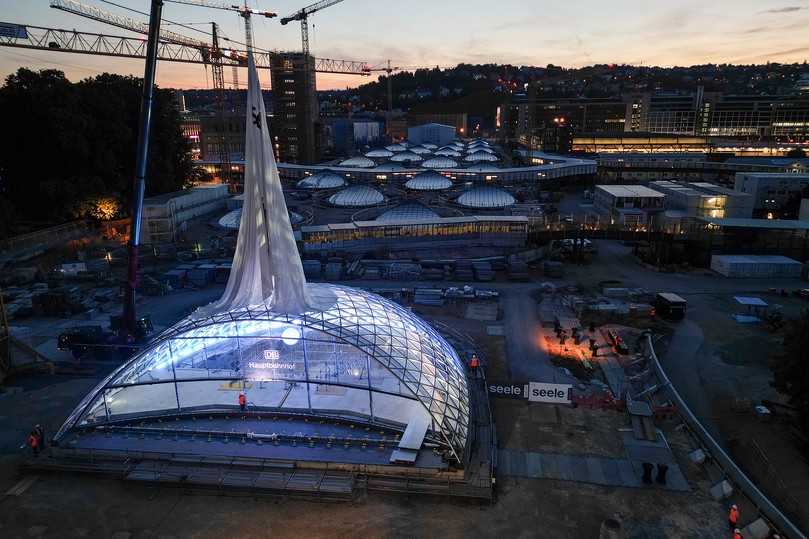 Enthüllung am Stuttgarter Hauptbahnhof: Nach den 27 Lichtaugen hat Seele auch das erste Eingangsportal zur Bahnsteighalle fertiggestellt. | Foto: DB Projekt Stuttgart–Ulm GmbH