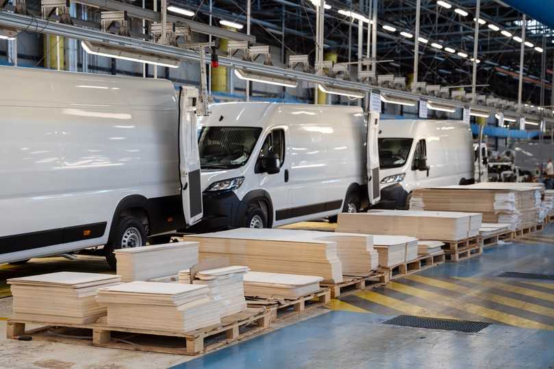 Linienfertigung: Innenverkleidungen für Kastenwagen. | Foto: Stellantis