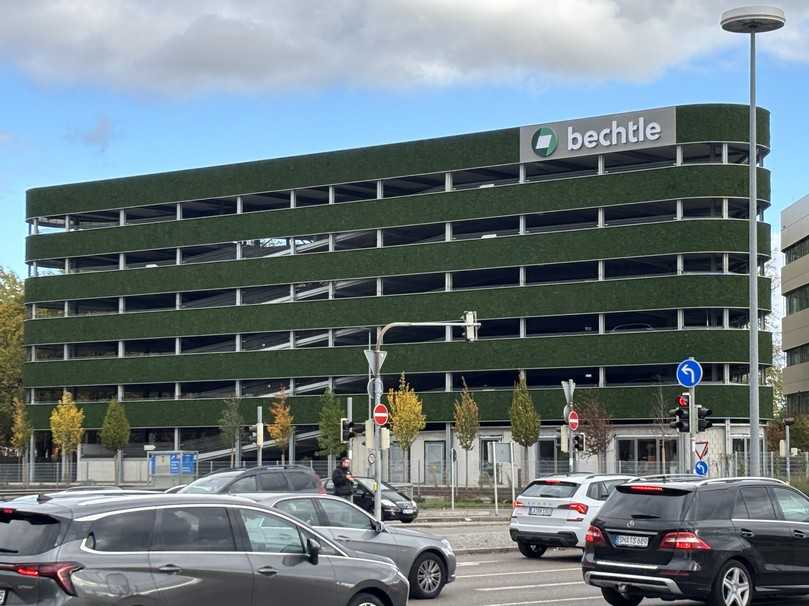Regeneriert sich selbst, funktioniert wie eine Schallschutzwand und absorbiert Sonneneinstrahlung: Moos-Fassade am Parkhaus des IT-Dienstleisters Bechtle in Neu-Ulm. | Foto: Meeco Communication Services