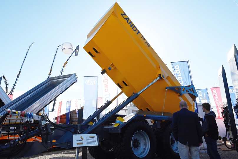 Stark in der Erdbewegung: Der Tandem-Dumper-Anhänger TD 240 der neuesten Serie von Zandt cargo hat eine optimierte Mulde, ein verbessertes Fahrwerk und mehr Fahrkomfort. | Foto: QUATEX Stark in der Erdbewegung: Der Tandem-Dumper-Anhänger TD 240 der neuesten Serie von Zandt cargo hat eine optimierte Mulde, ein verbessertes Fahrwerk und mehr Fahrkomfort. | Foto: QUATEX