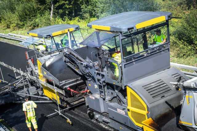 Bei einer Einbaumaßnahme nahe Albstadt versorgt ein Beschicker MF2500CS den Fertiger kontinuierlich mit Mischgut. Aus der hochfahrbaren Kabine hat der Fahrer einen guten Blick in den Fertigerkübel. | Foto: Atlas Copco