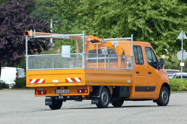 Als Branchenlösung verkauft Renault seinen Master mit einem Hubkran auf der Ladefläche. | Foto: Renault