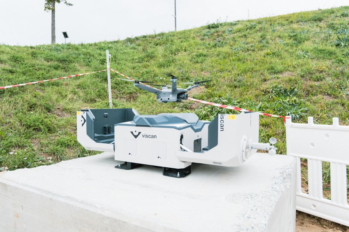Das autonome Drohnensystem von Viscan führt selbstständig Vermessungen selbst in unwegsamen Geländen durch. Dank Wetteranalysen und stabiler Basisstation ist die Drohne bei ihren Einsätzen geschützt. | Foto: Coreum