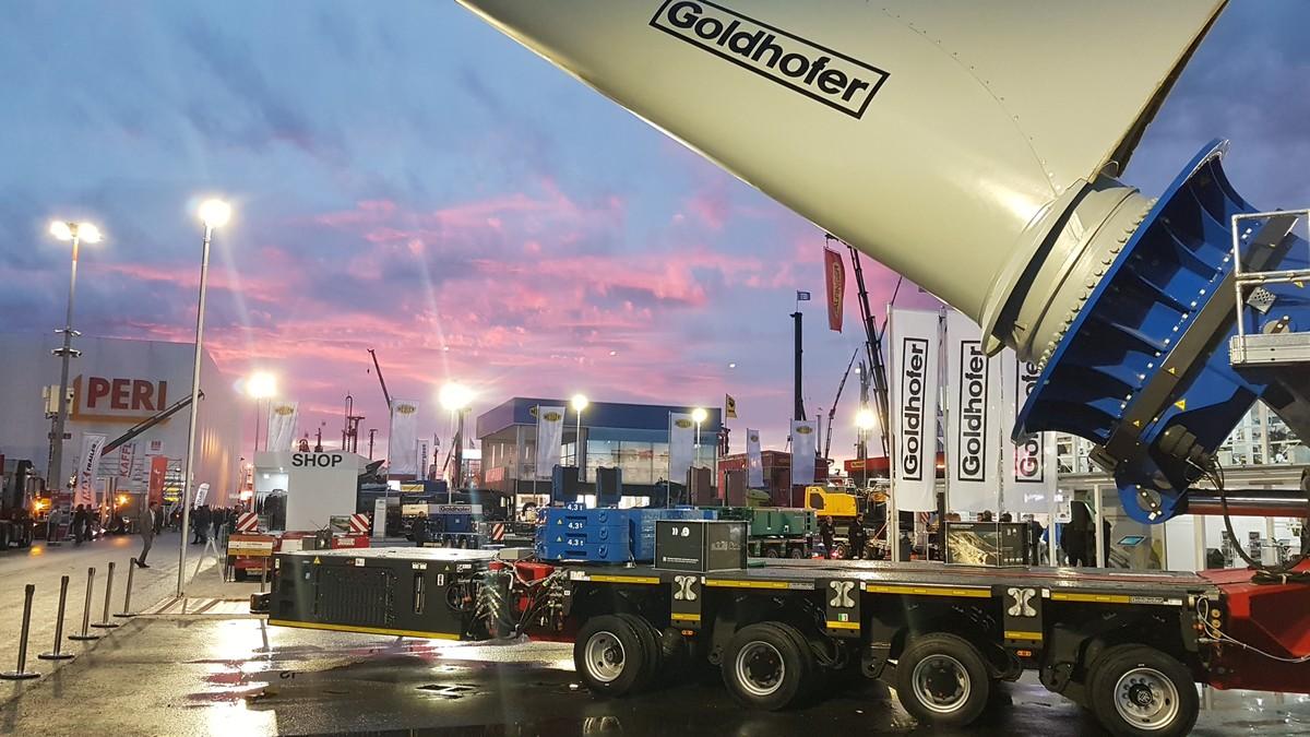 Bauma im Abendrot: Weil die Messe Ende Oktober stattfand, war die Messe bei Sonnenuntergang noch lang nicht zuende - hier der Goldhofer-Stand. | Foto: B_I/bb