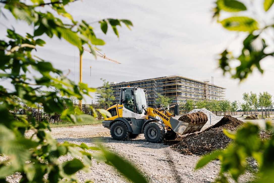 Liebherr auf der GaLaBau 2026: Premiere für E-Radlader & Speichersystem